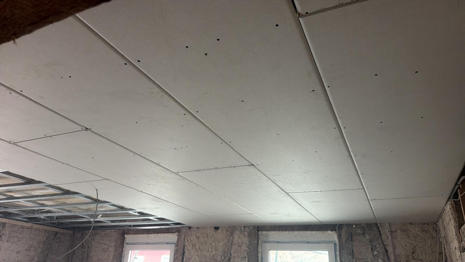 Mit Gipskartonplatten beplankte Decke in einem Rohbau