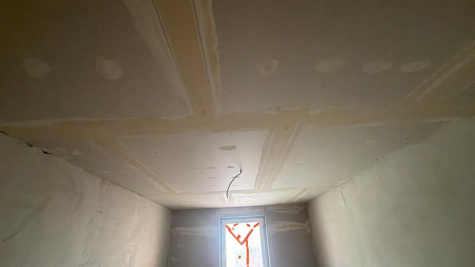 Gespachtelte Decke mit Dachfenster