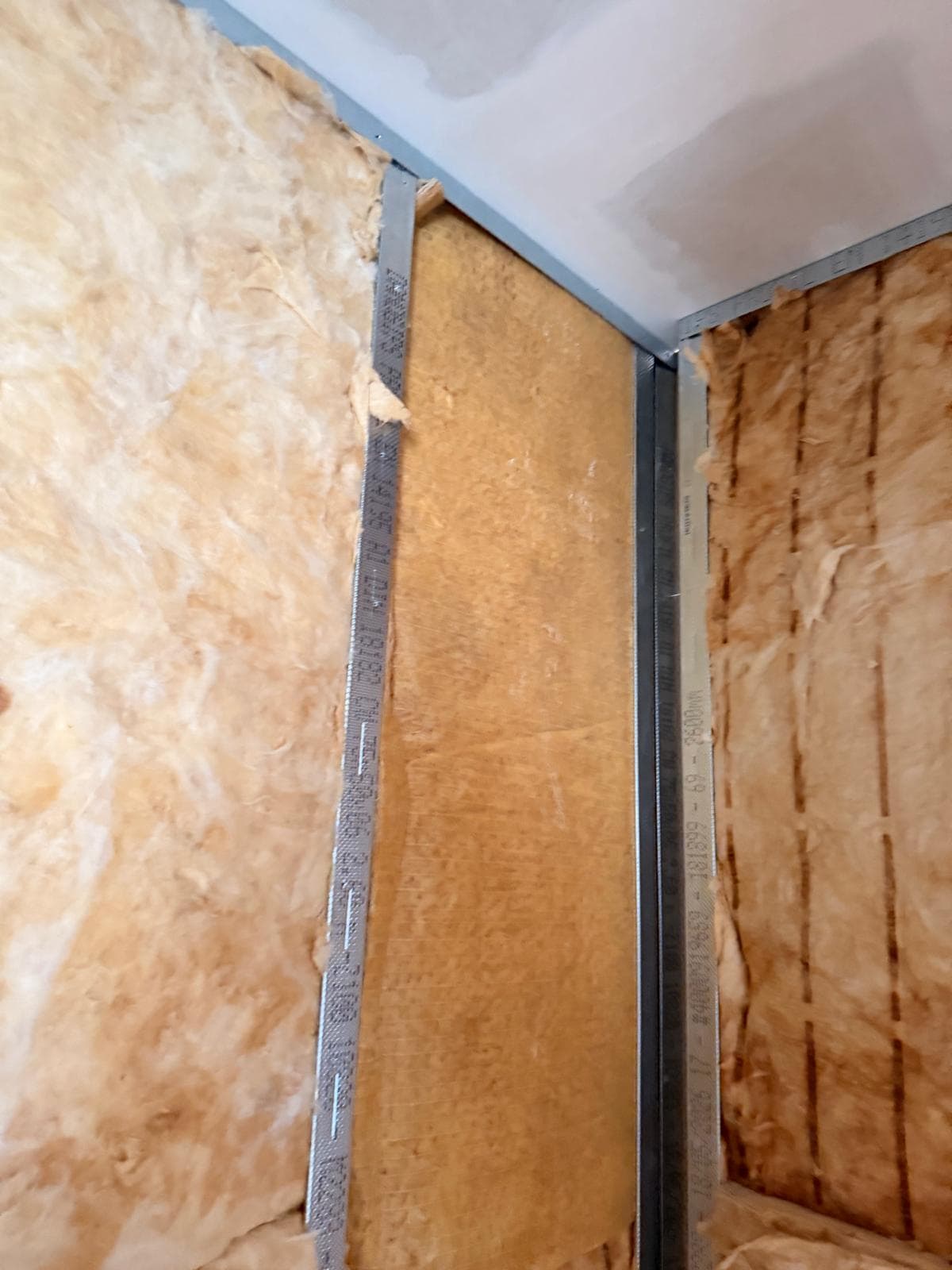 Gedämmte Dachschräge und Wand mit Mineralwolle