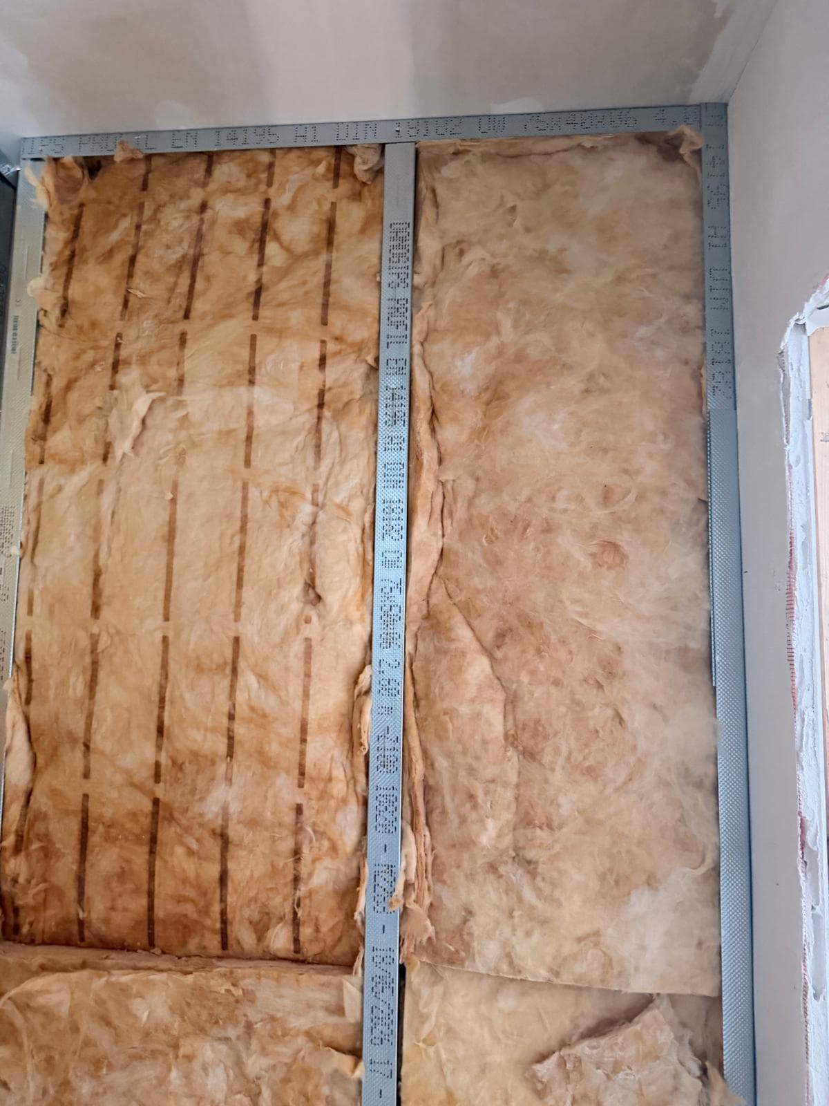 Wand mit vollflächiger Mineralwolle-Dämmung im Ständerwerk