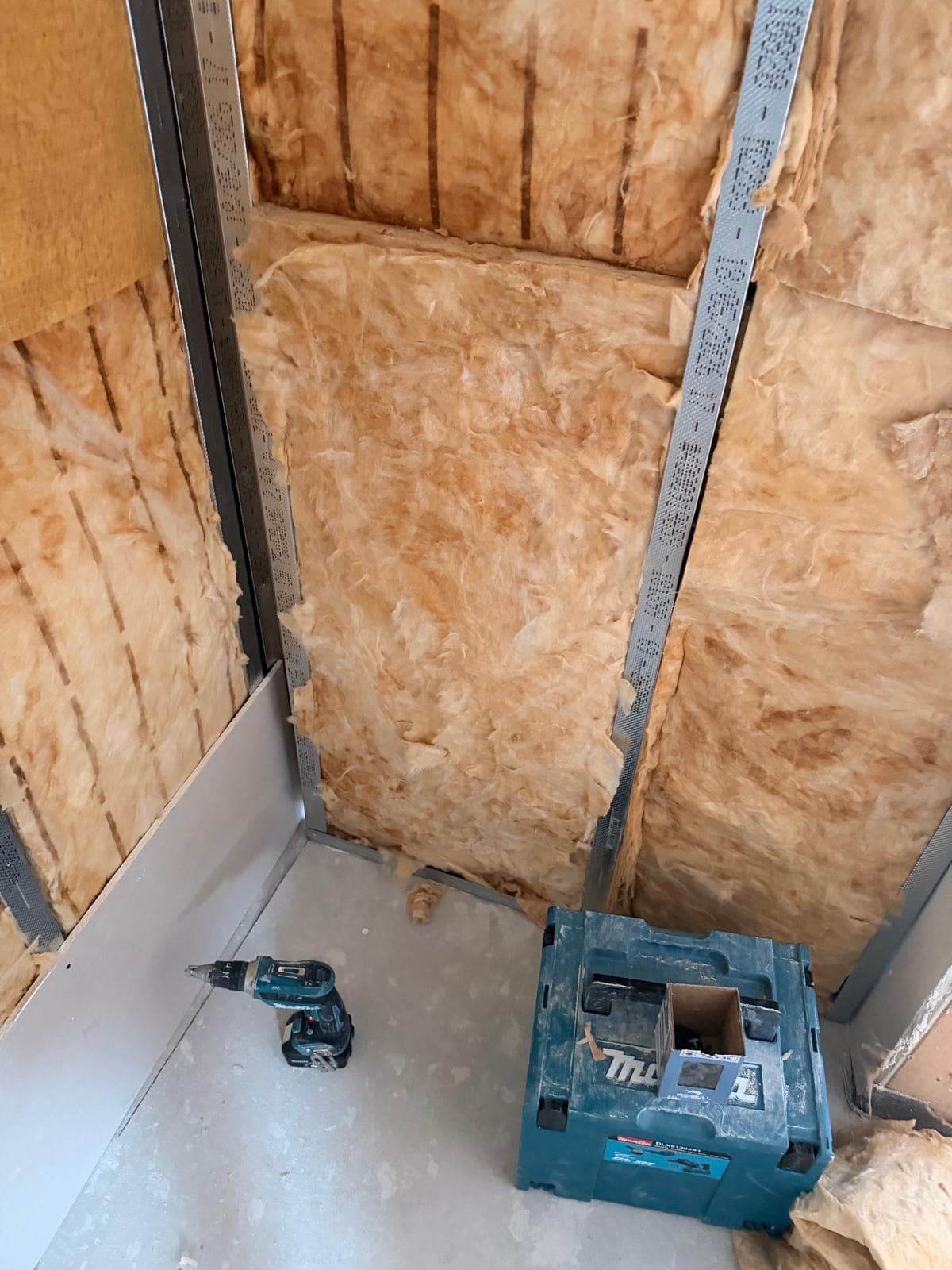 Gedämmte Dachschräge und Wand über Eck während der Ausführung