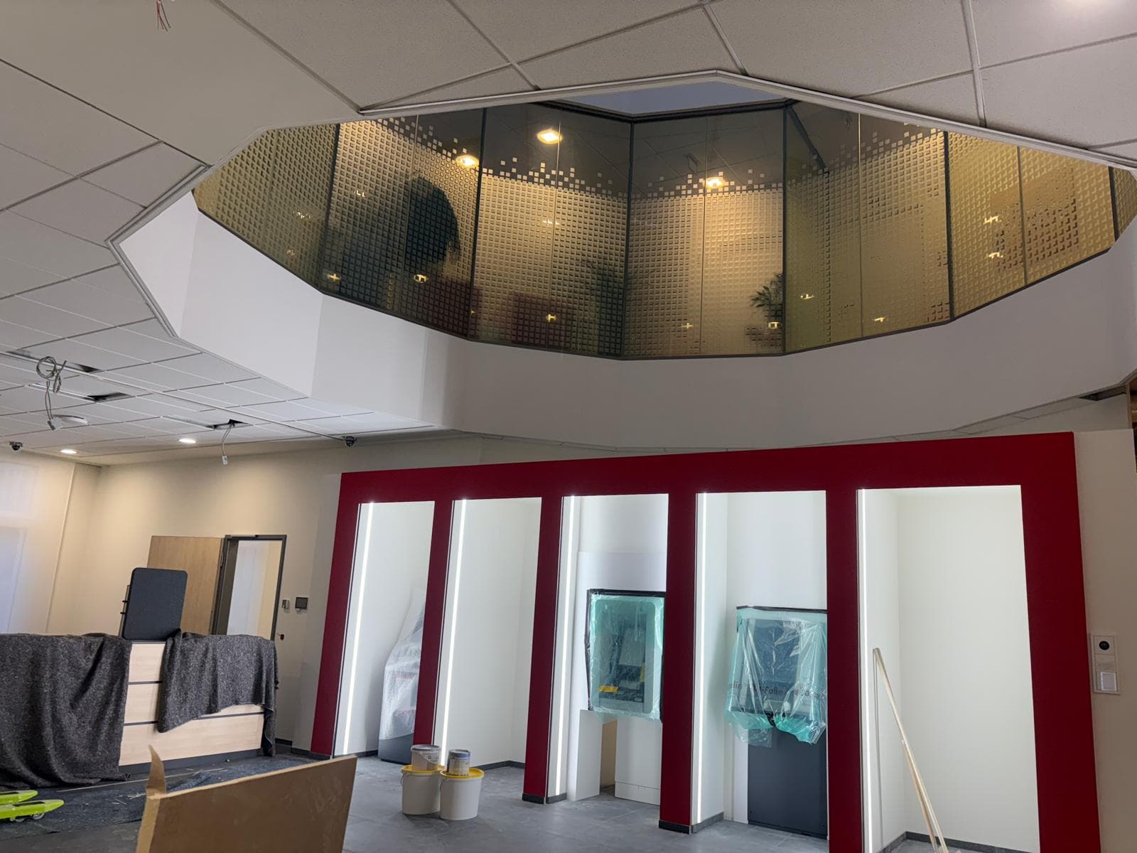 Fertig ausgebauter Raum mit abgehängter Designdecke