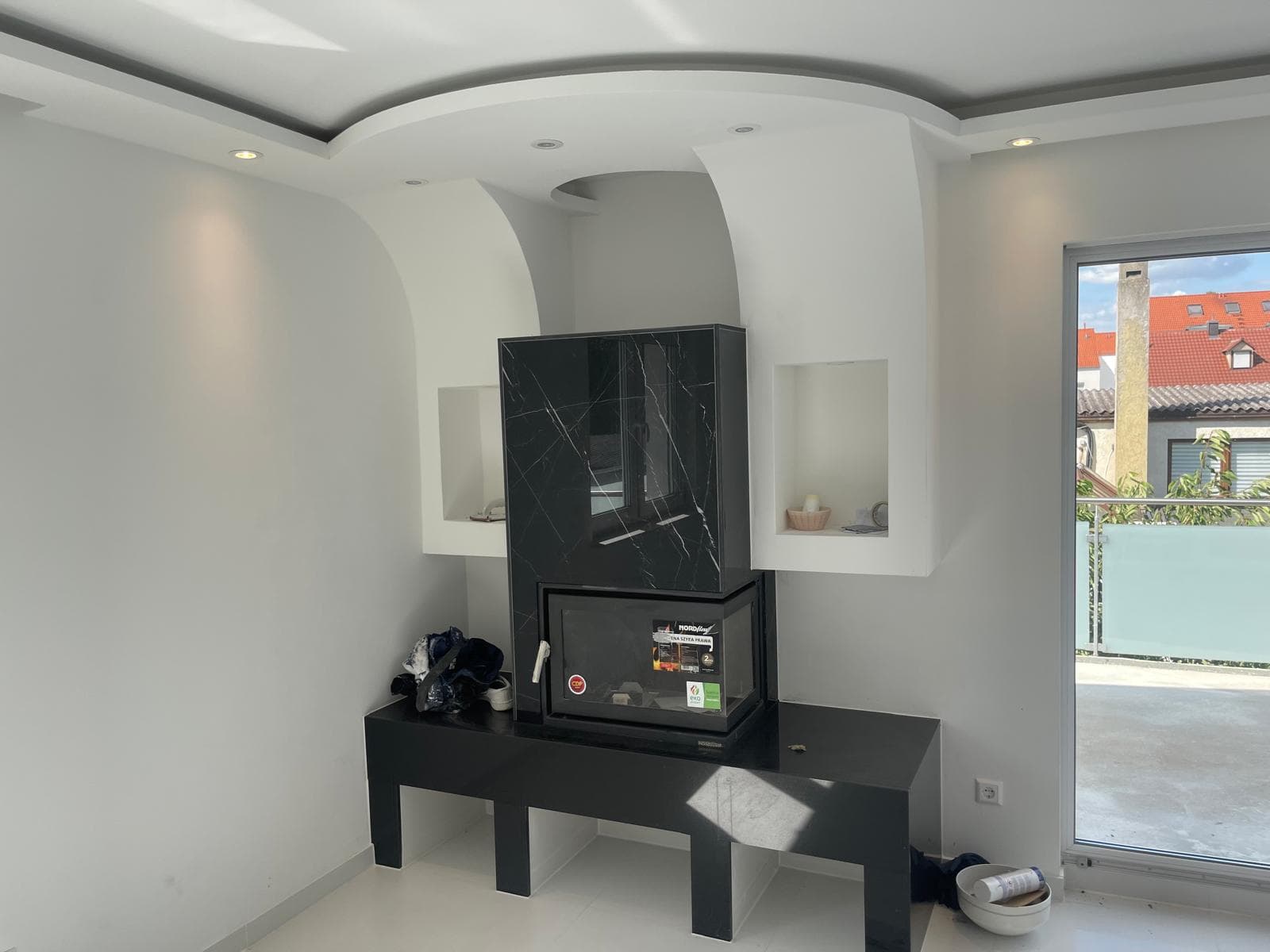 Fertig ausgebauter Wohnraum mit abgehängter Decke und sauberen Wänden