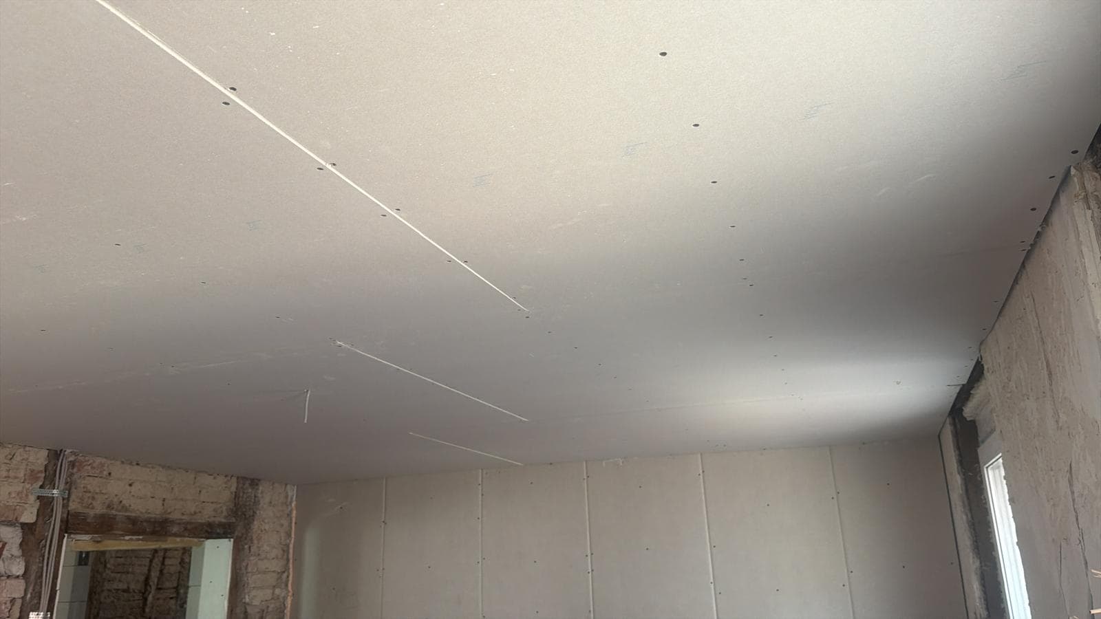 Fertig gespachtelte abgehängte Decke und glatte Wände