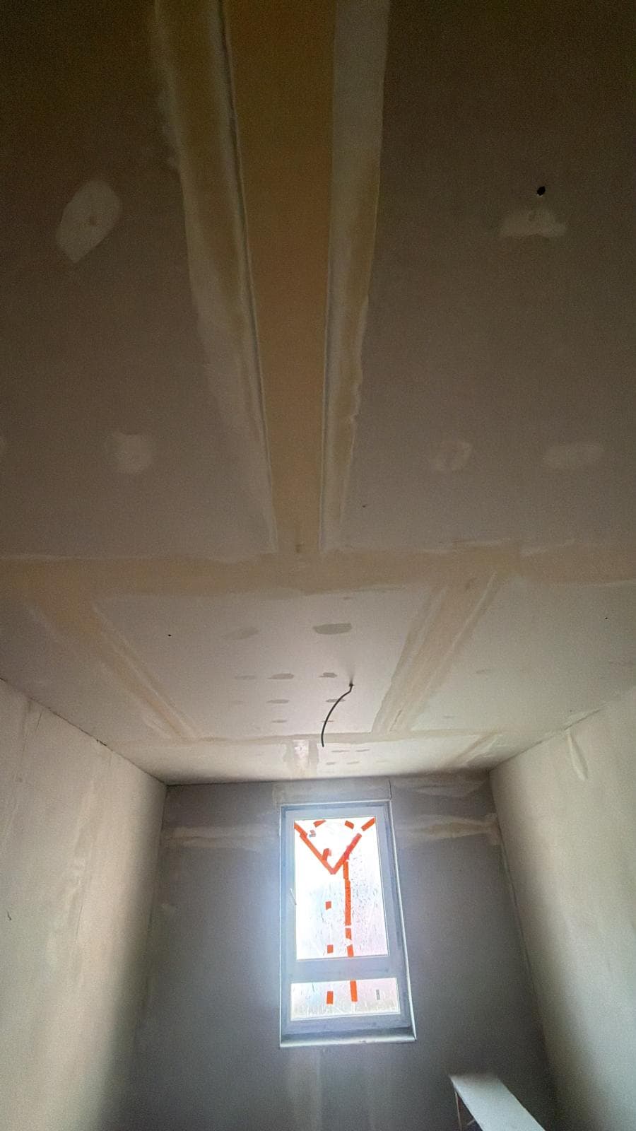Beplankte Dachschräge mit Dachfenster