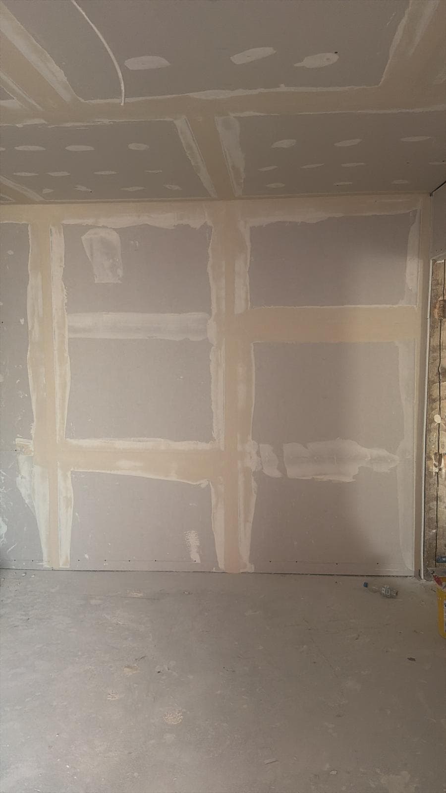 Frisch gespachtelte Trockenbauwand