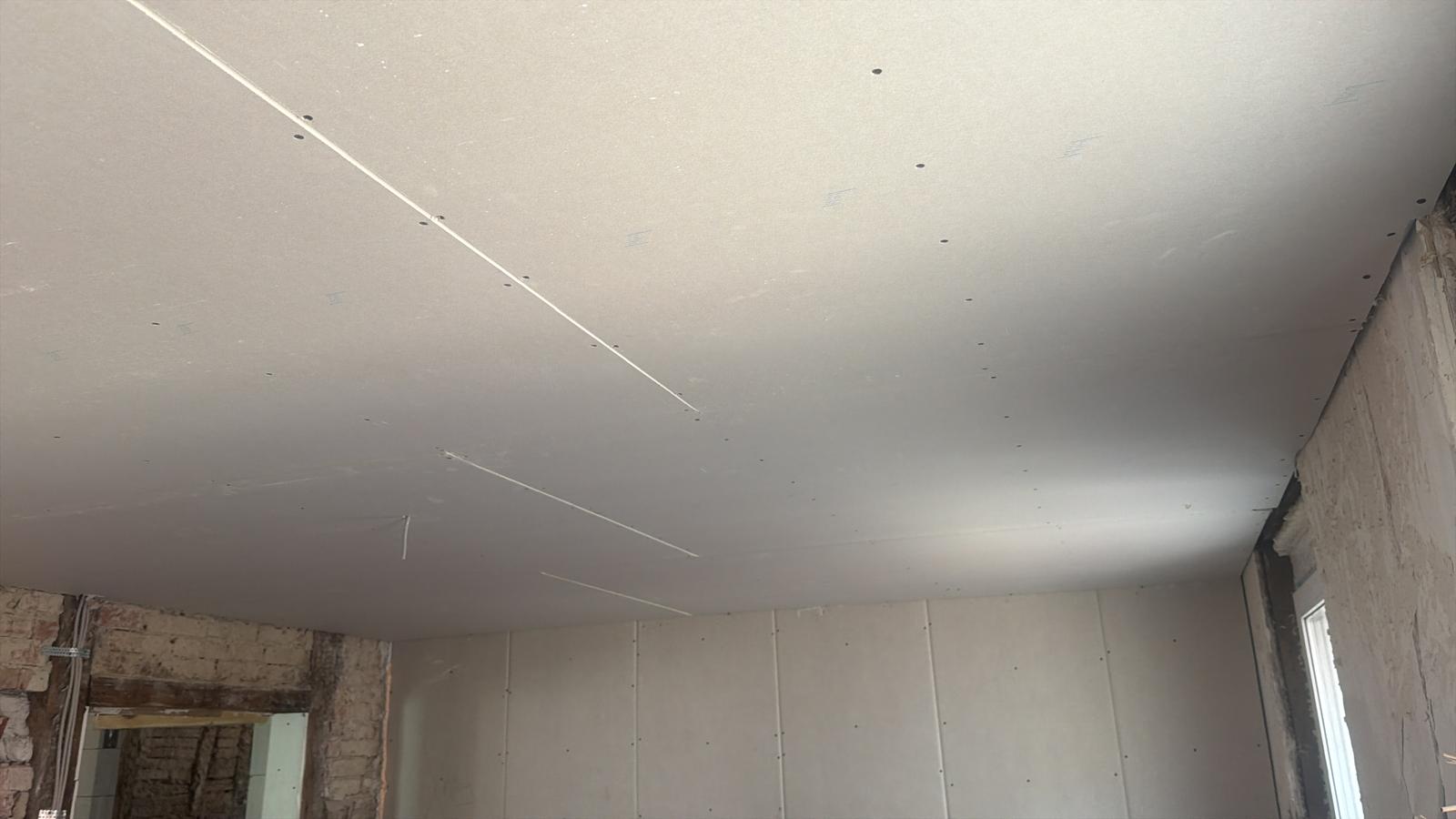 Fertig gespachtelte abgehängte Decke und glatte Wände