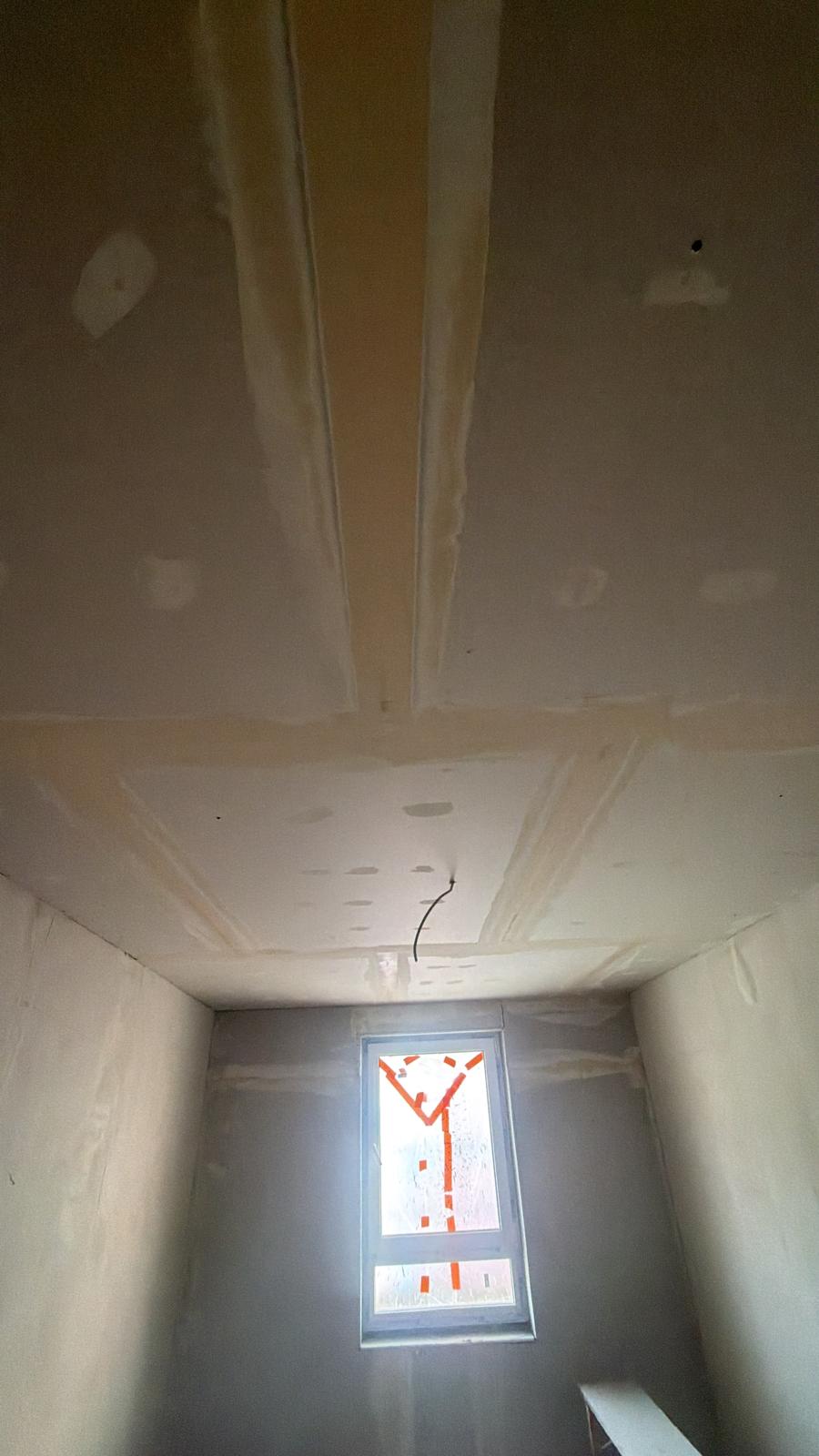 Beplankte Dachschräge mit Dachfenster